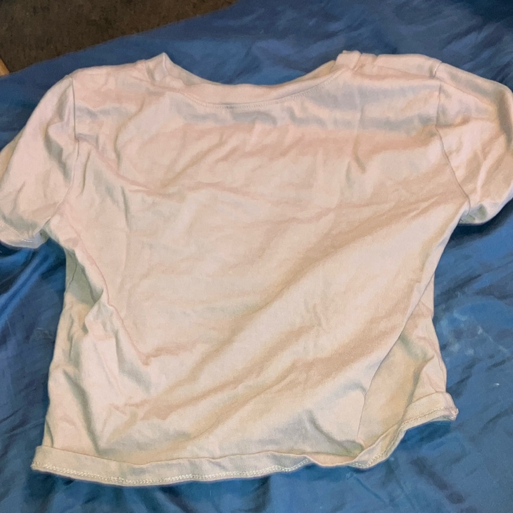 Brown cropped short-sleeved top.